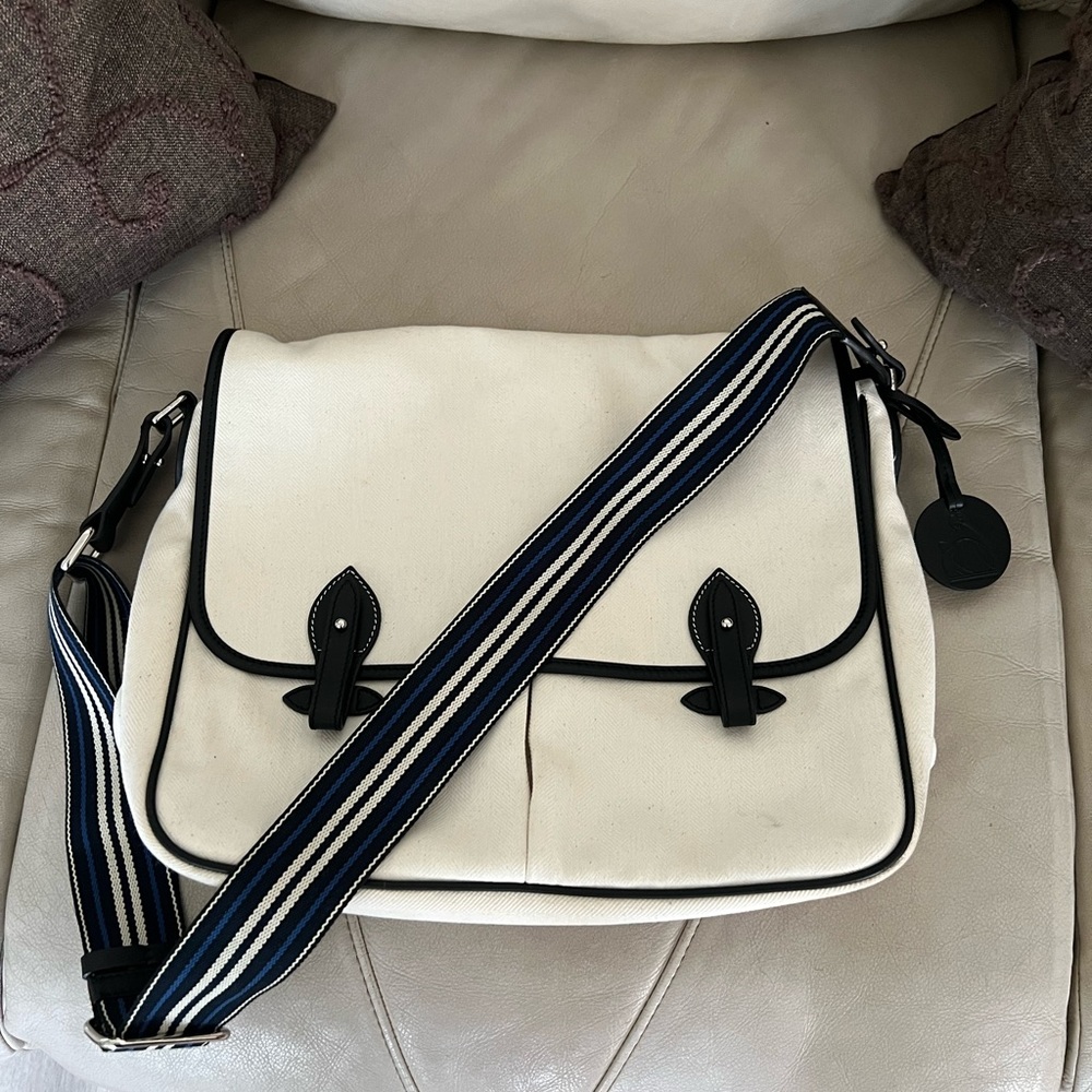 Beautiful Lanvin messenger bag. Great condition.